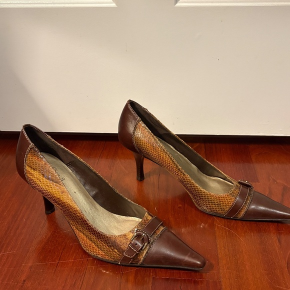 Joan & David Classic Brown Heels and Shoe Bag - Picture 3 of 10